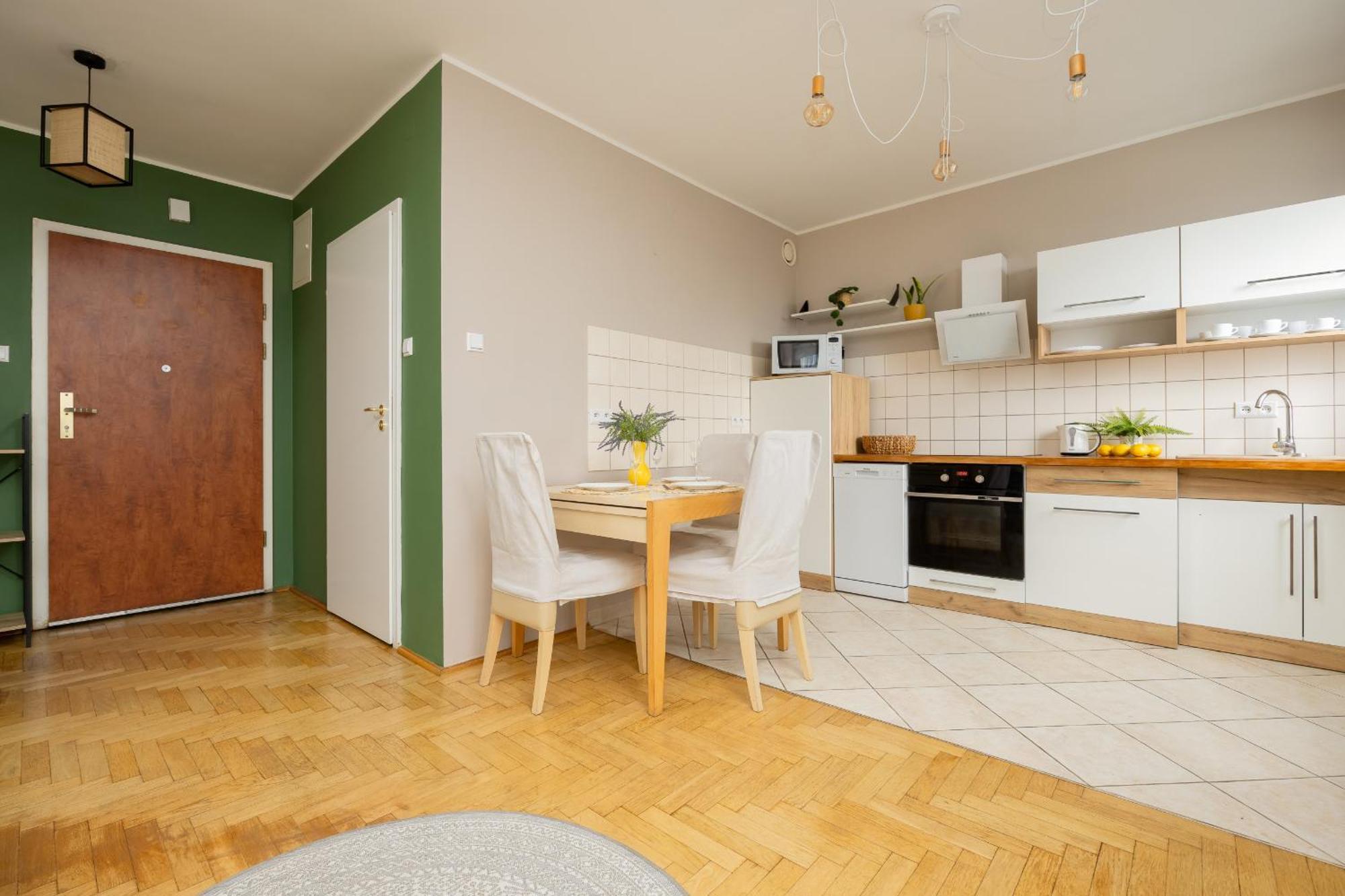 Floral With Balcony Near Gdanska By Renters Appartement