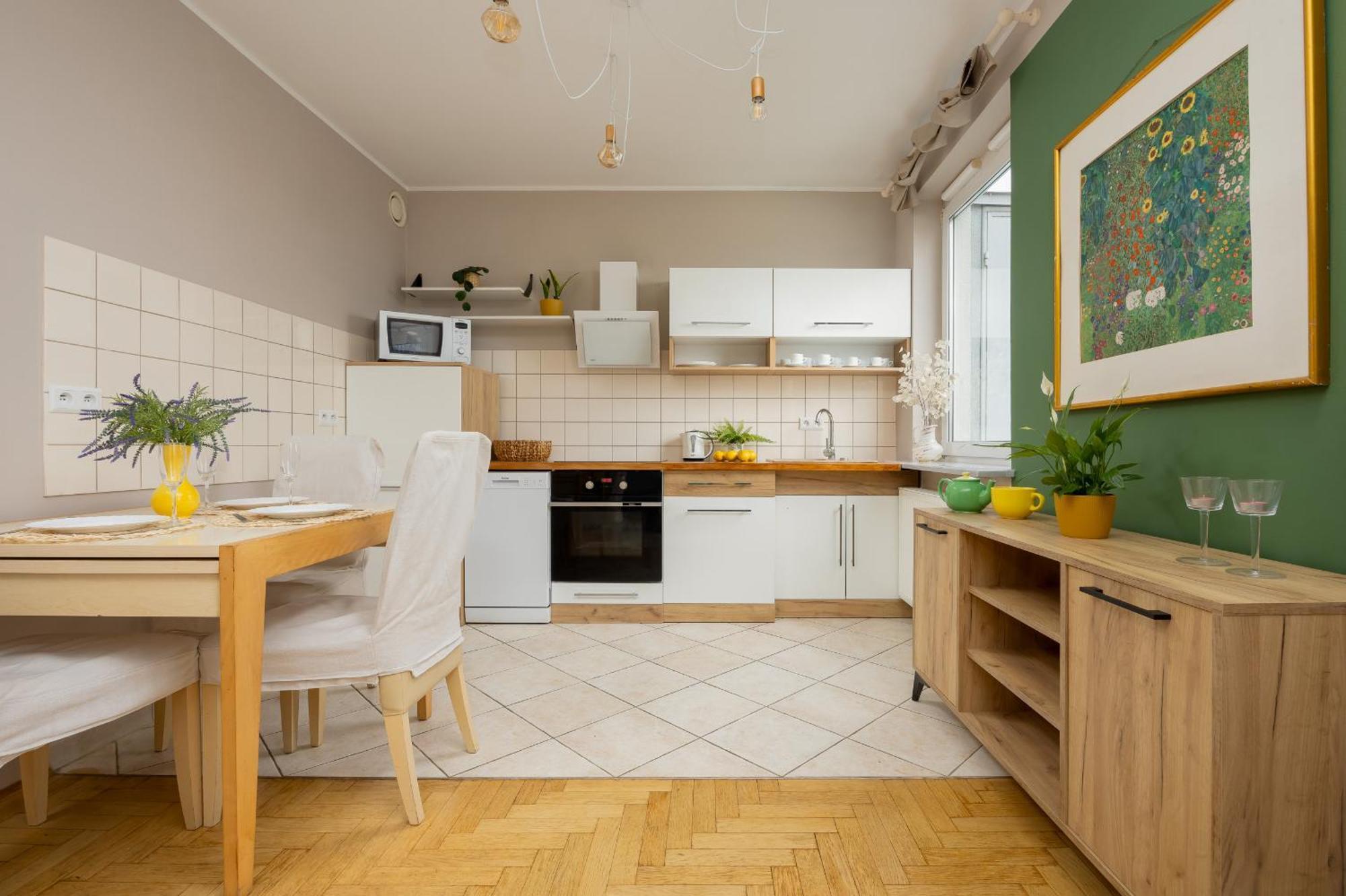 Floral With Balcony Near Gdanska By Renters Warszawa